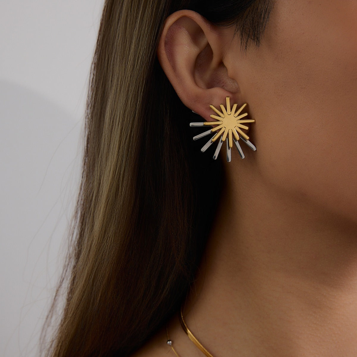 18K gold sun-shaped earrings with simple and elegant design