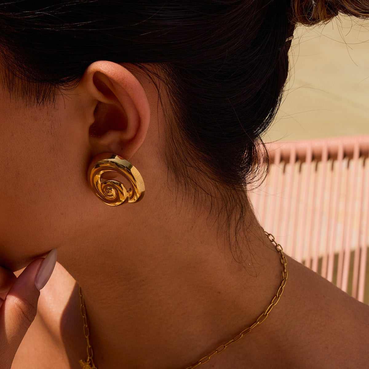 18K gold hollow thread design classic and fashionable earrings
