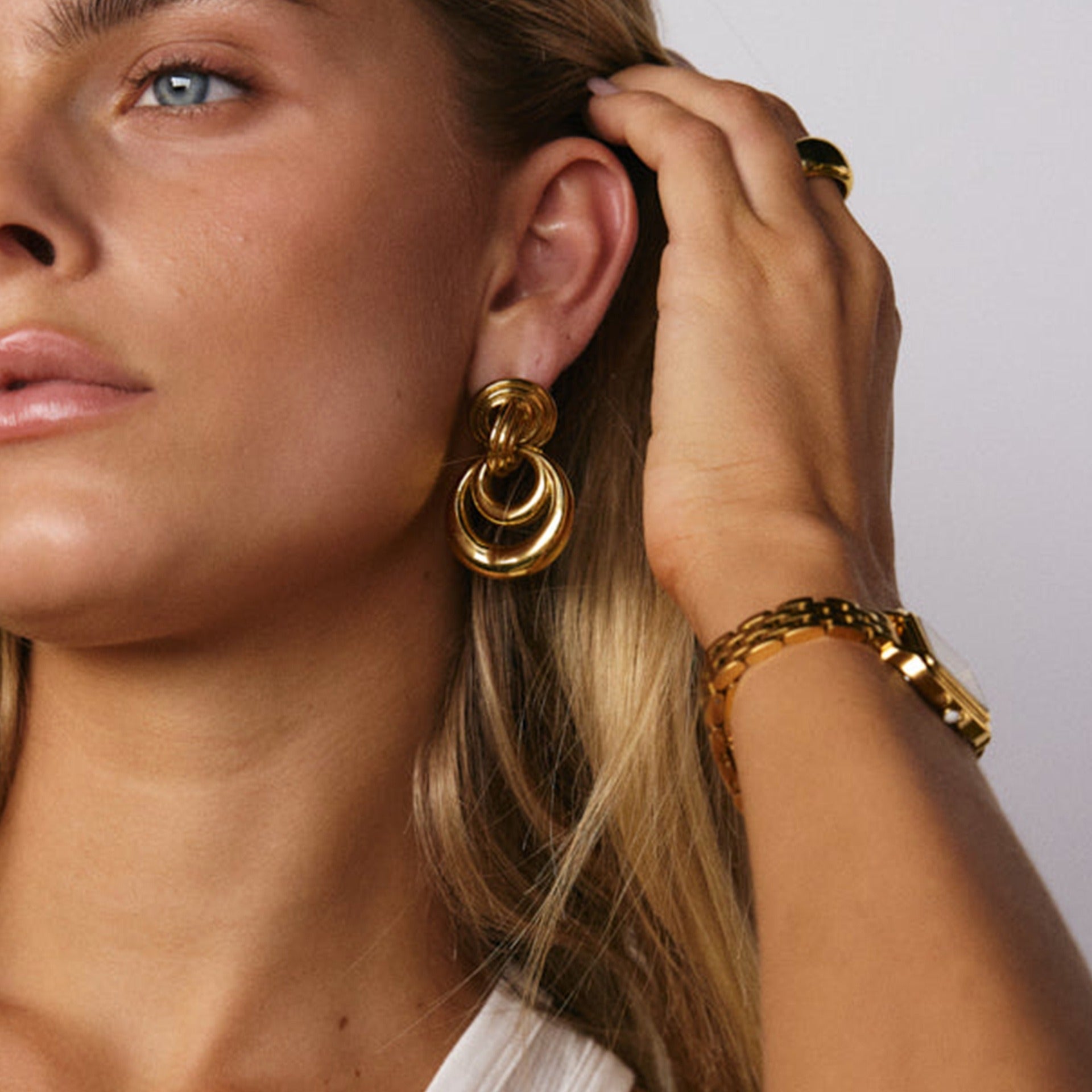 18K gold hollow crescent design classic and fashionable earrings