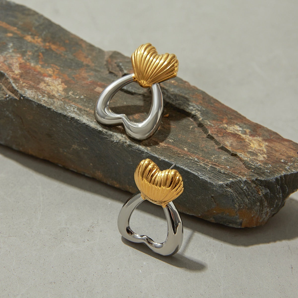 18K gold heart-shaped earrings with gold and silver color matching design, trendy and personalized