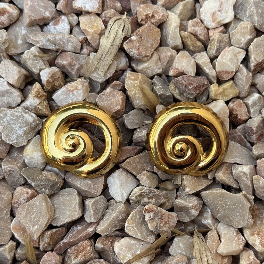 18K gold hollow thread design classic and fashionable earrings