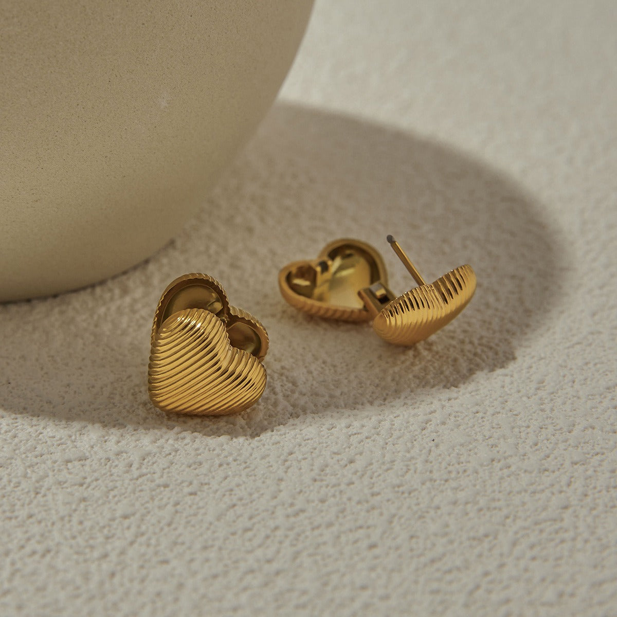 18K gold heart-shaped earrings with textured design, simple and fashionable