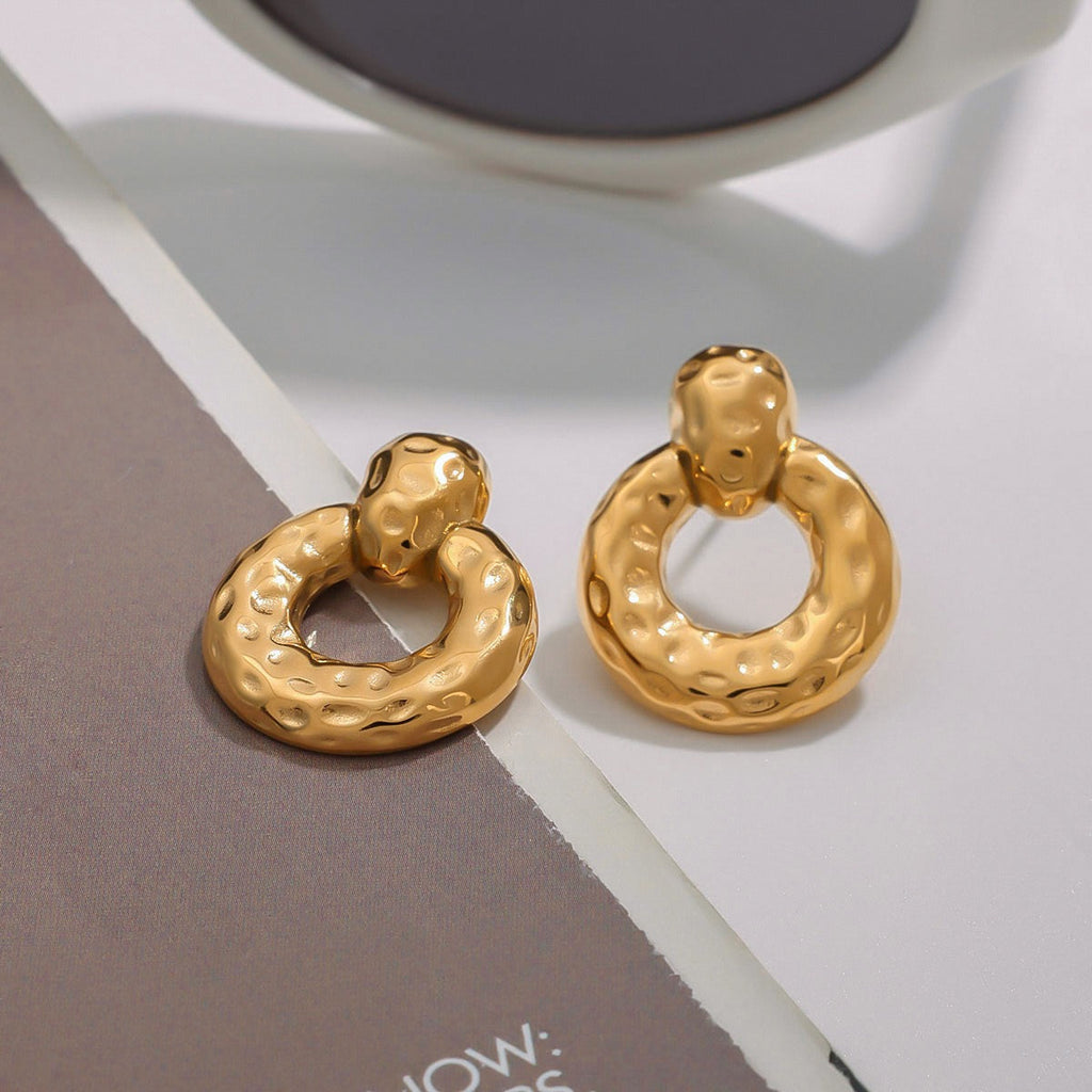18K gold hollow round with texture design unique personality earrings18K gold hollow round with texture design unique personality earrings