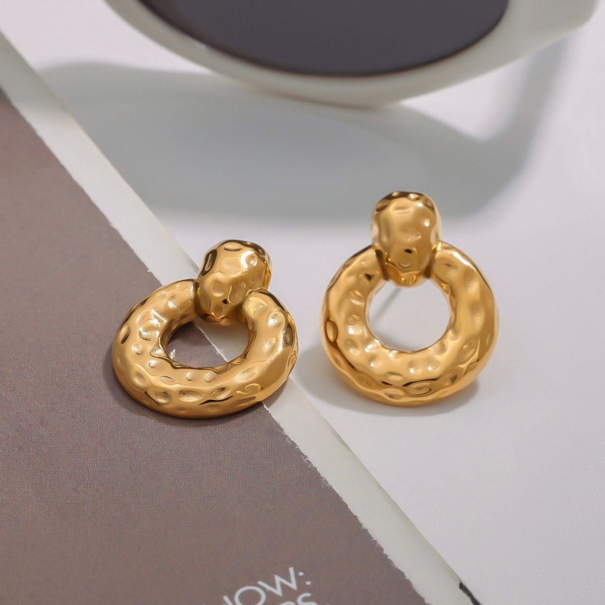 18K gold hollow round with texture design unique personality earrings18K gold hollow round with texture design unique personality earrings