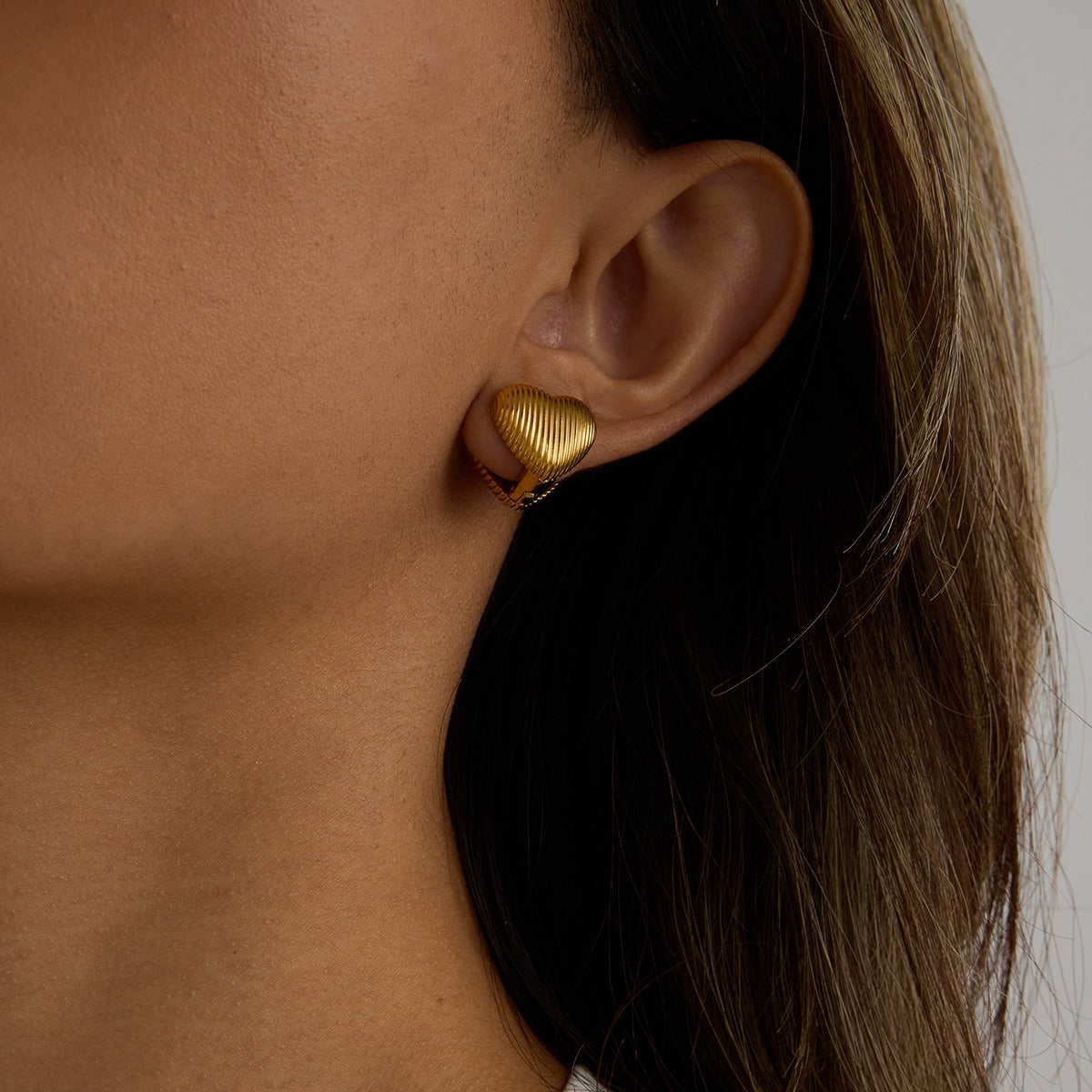 18K gold heart-shaped earrings with textured design, simple and fashionable