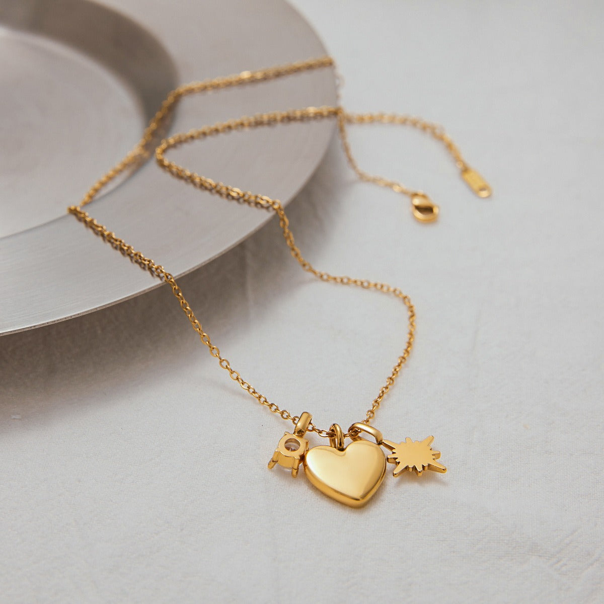 18K gold heart shape with "MOM" design exquisite and dazzling necklace