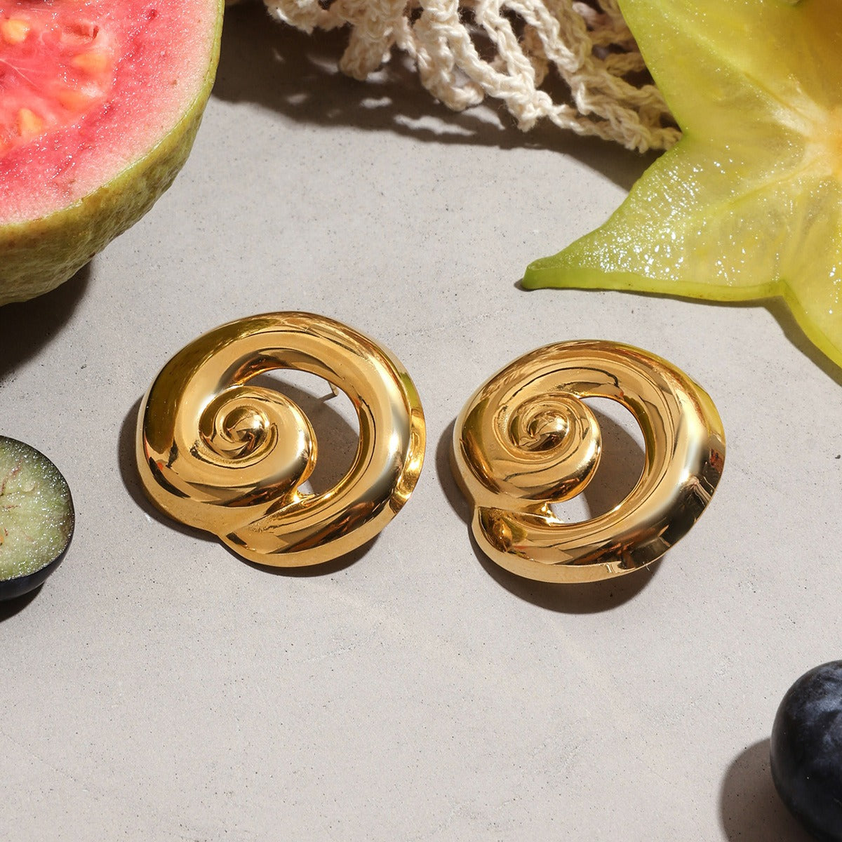 18K gold hollow thread design classic and fashionable earrings