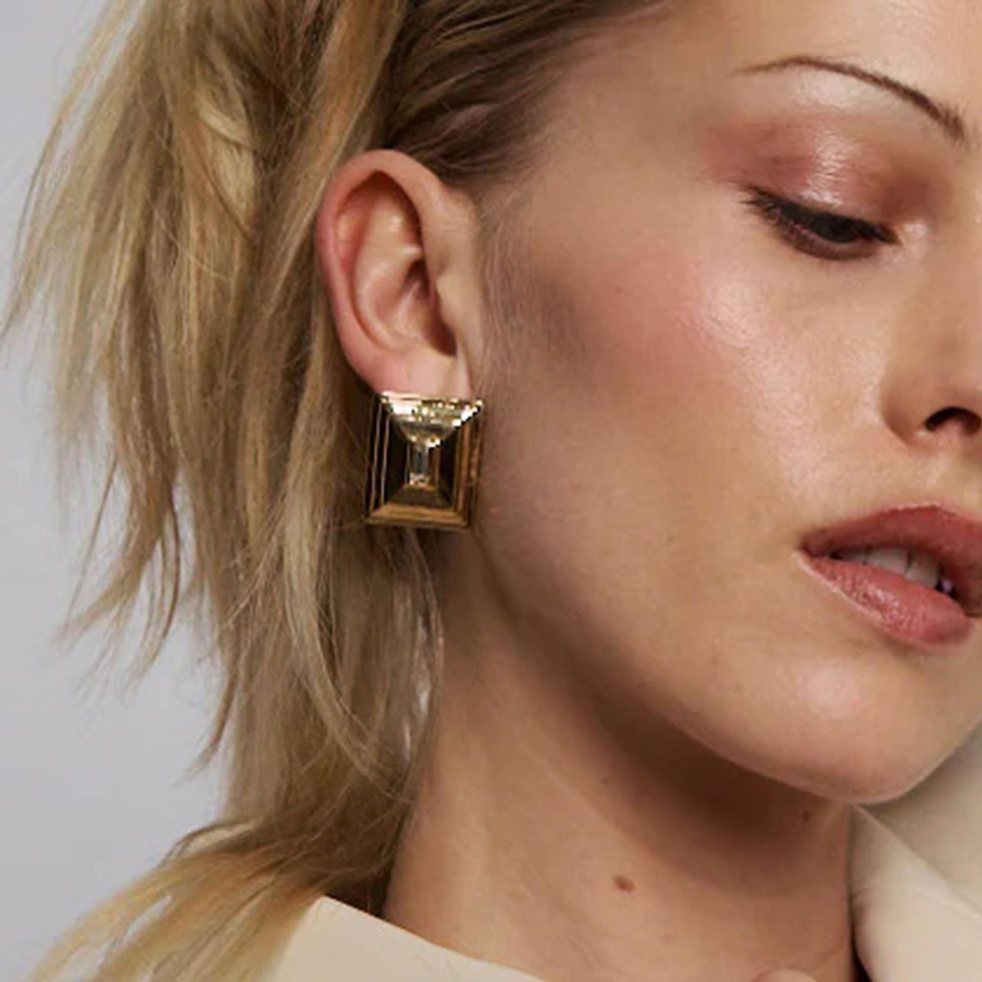 18k gold rectangular inlaid gemstone with concave pattern design exquisite and noble earrings