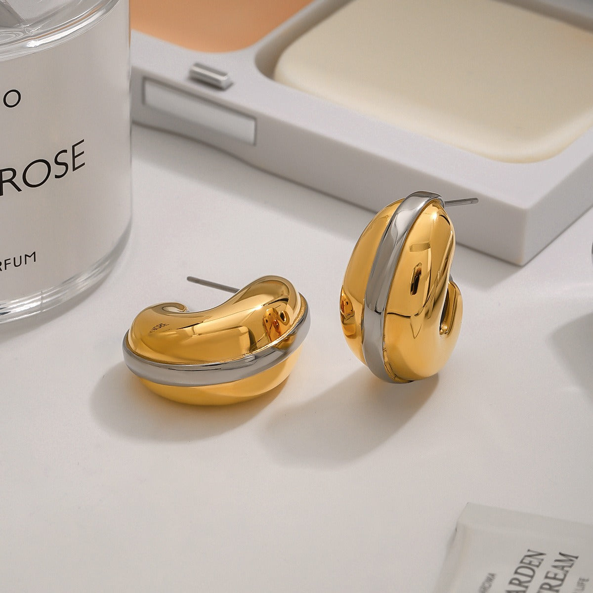 18k gold teardrop-shaped earrings with gold and silver color matching design, simple and unique