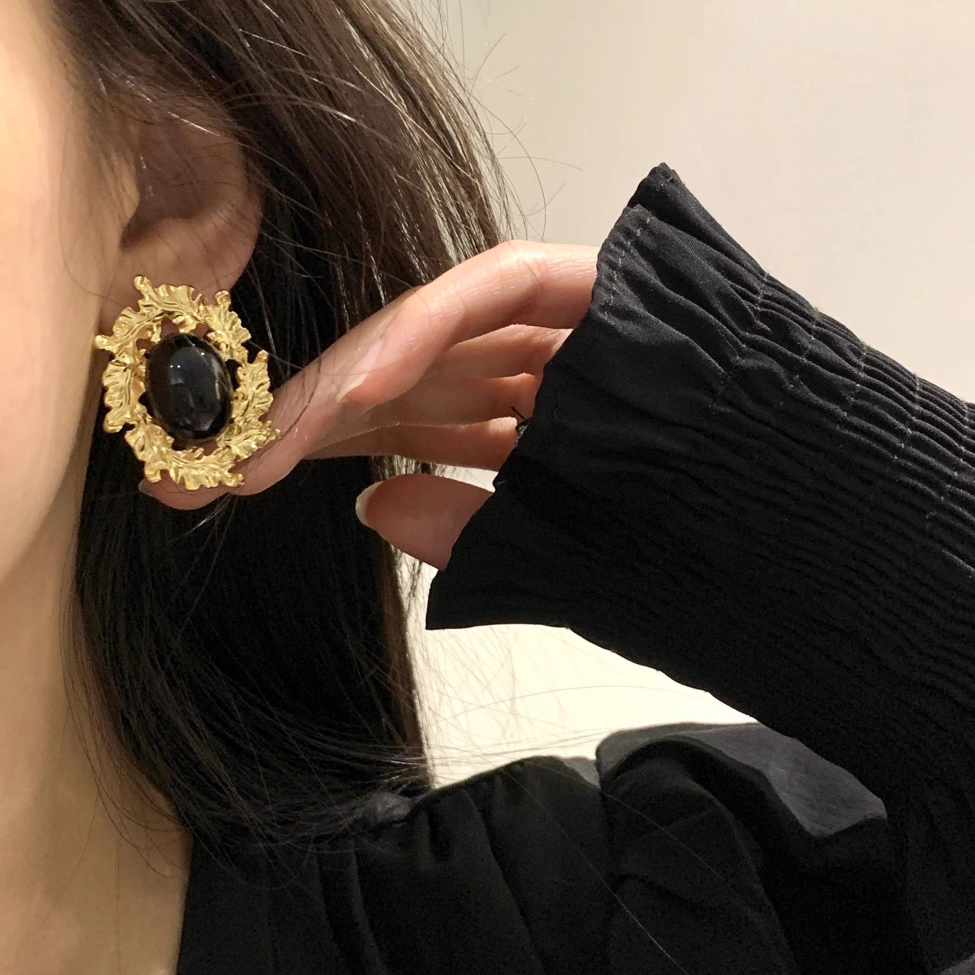 Women's Style Black Oval Metal Exaggerated High Sense Ear Clip