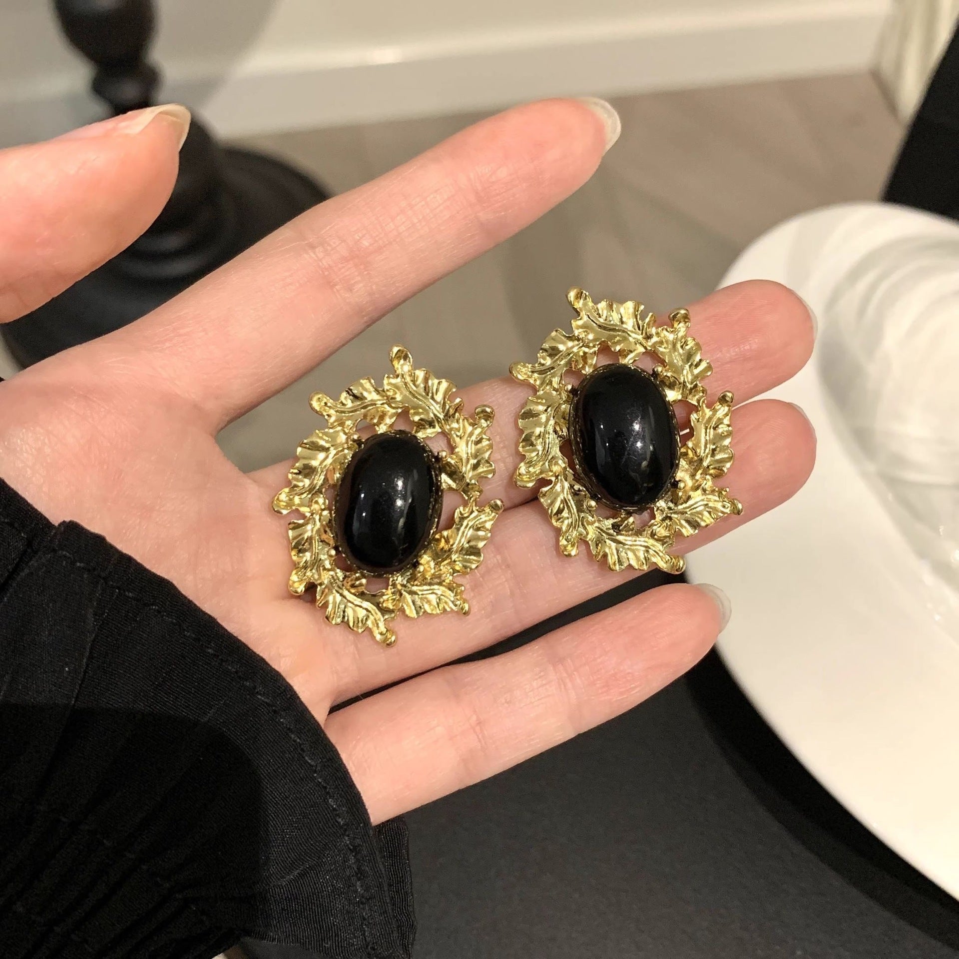 Women's Style Black Oval Metal Exaggerated High Sense Ear Clip