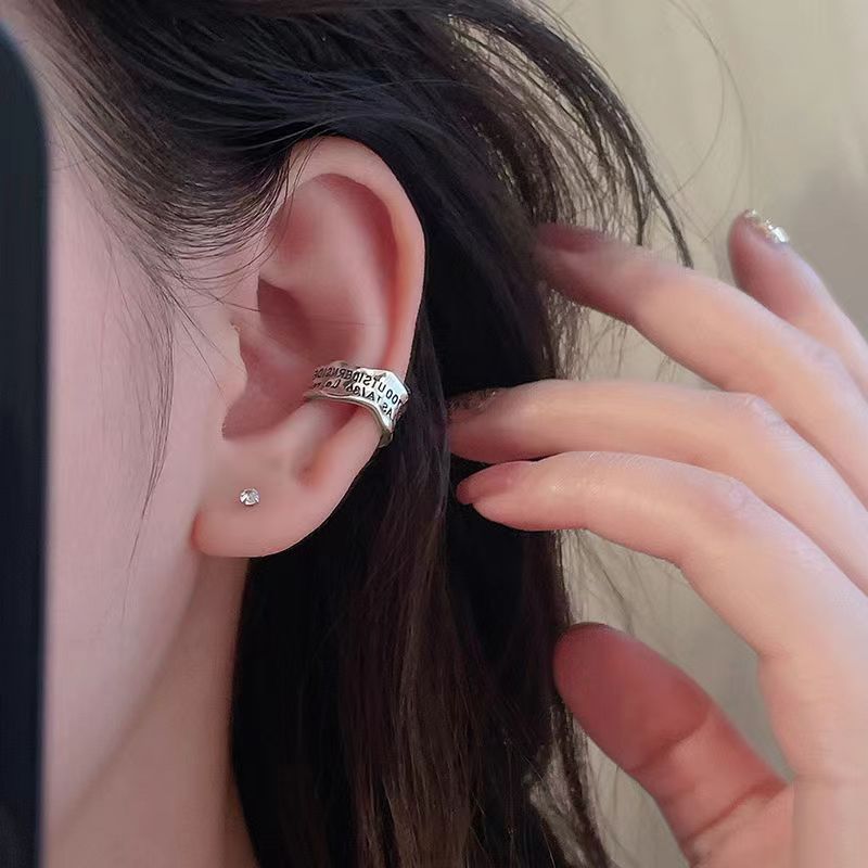 Women's Green Letters Wavy Edge Without Pierced Ears High-grade Ear Clip
