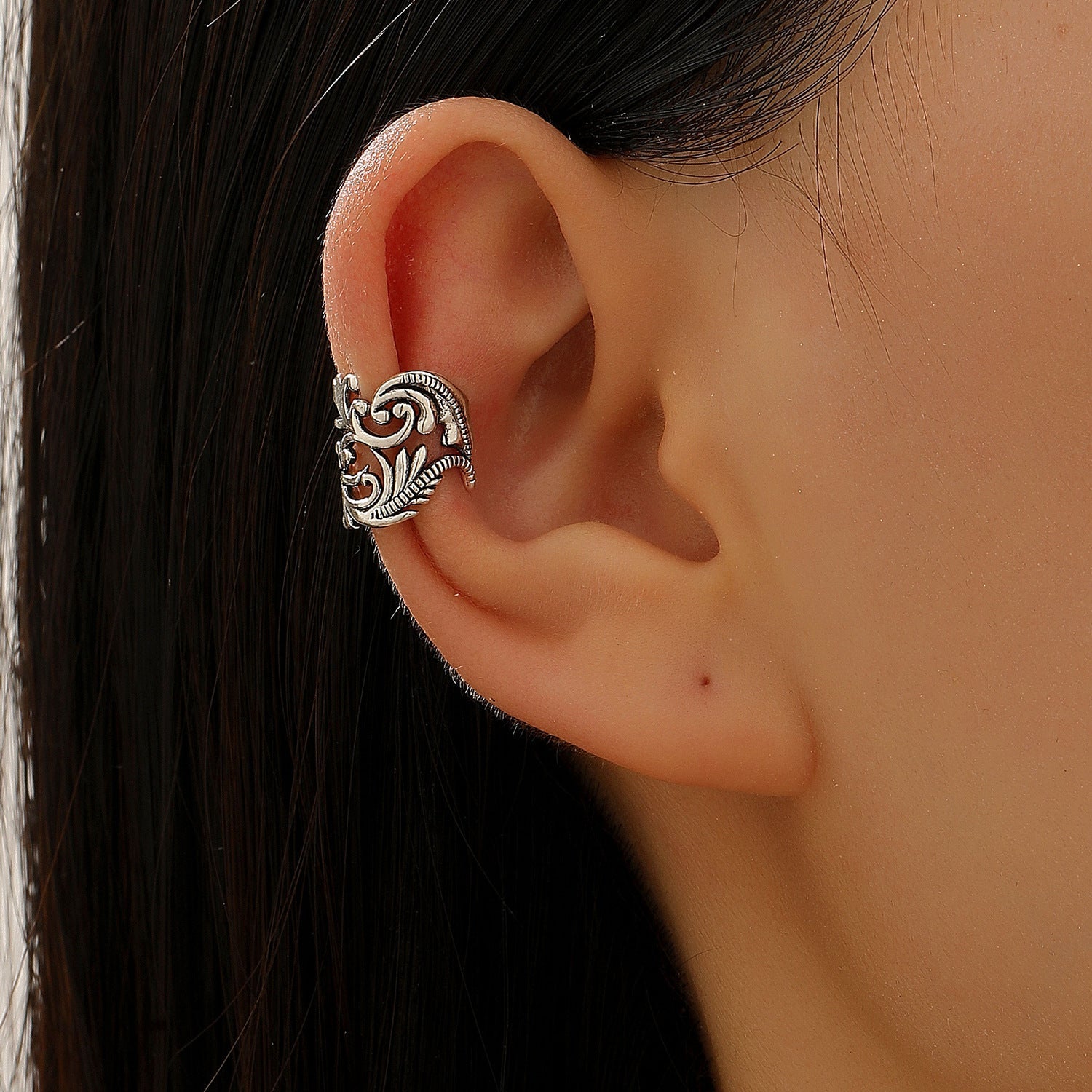 Women's Vintage Engraving Simple Bone Temperament Alloy Ear Clip