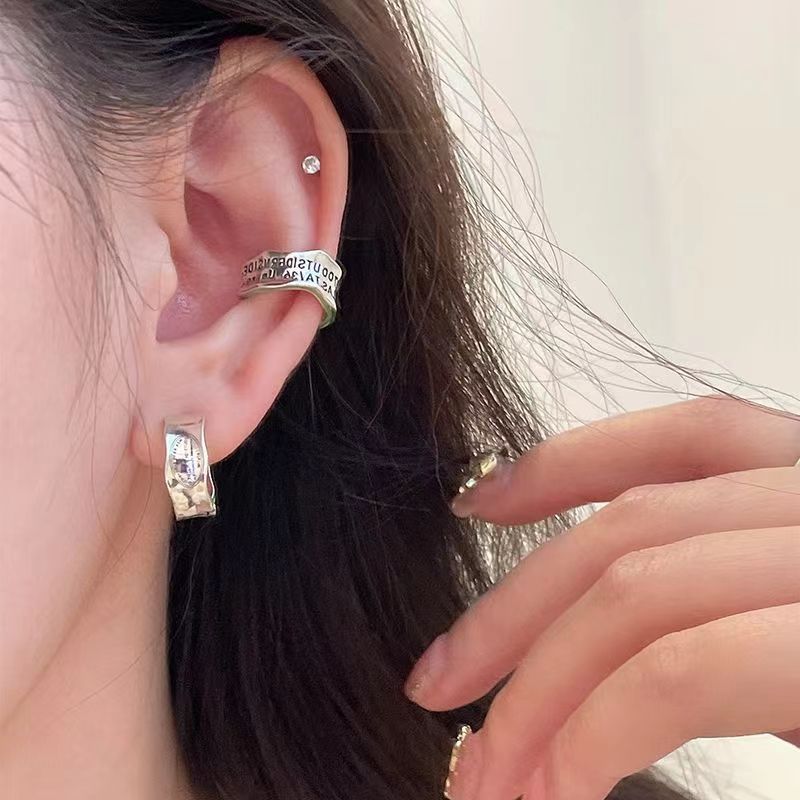Women's Green Letters Wavy Edge Without Pierced Ears High-grade Ear Clip