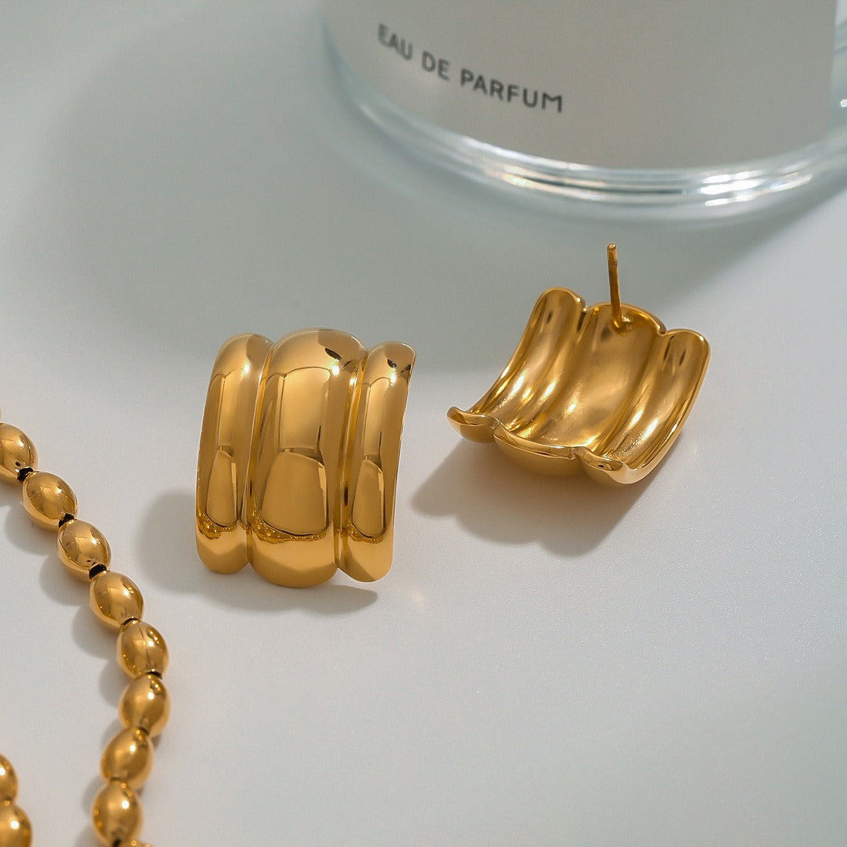 18k gold C-shaped wide face with striped design, fashionable and simple earrings