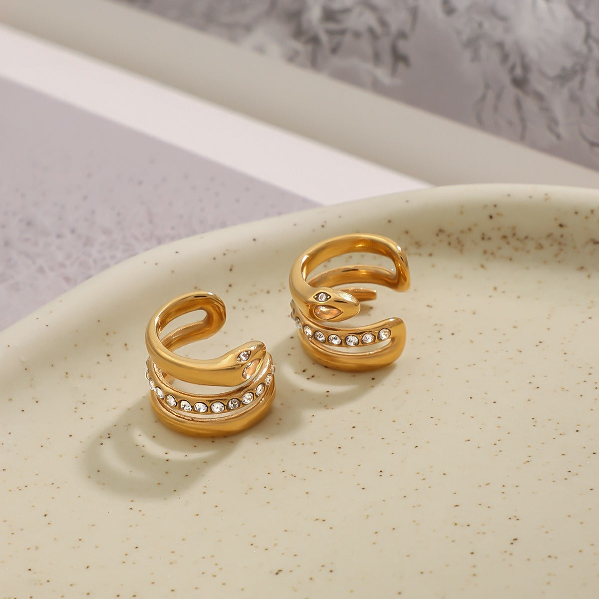 18K gold geometric diamond earrings with exquisite design