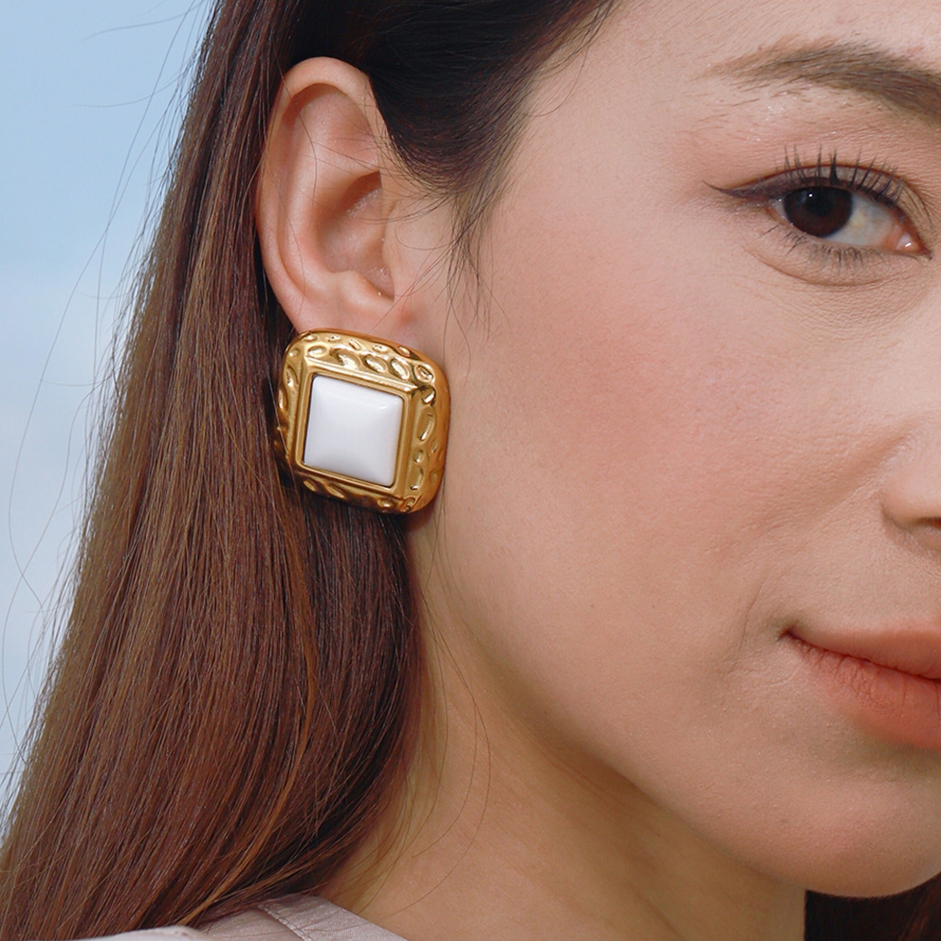 18K gold arc-shaped square inlaid gemstones with exquisite design and noble earrings