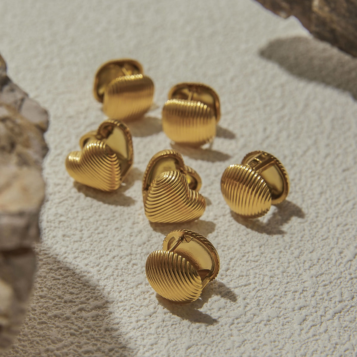 18K gold heart-shaped earrings with textured design, simple and fashionable