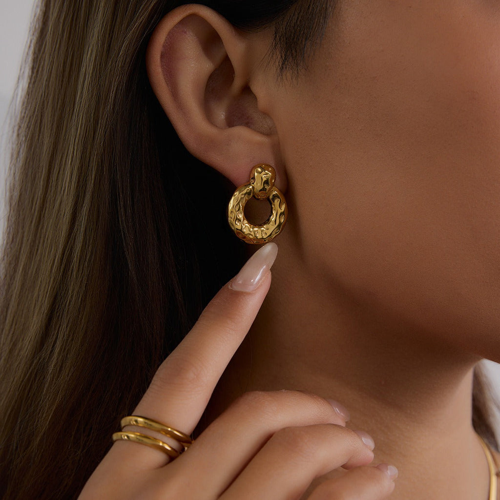 18K gold hollow round with texture design unique personality earrings18K gold hollow round with texture design unique personality earrings