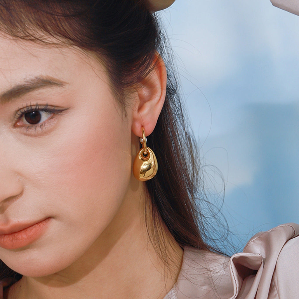 18K gold C-shaped pearl to oval design exquisite and noble earrings