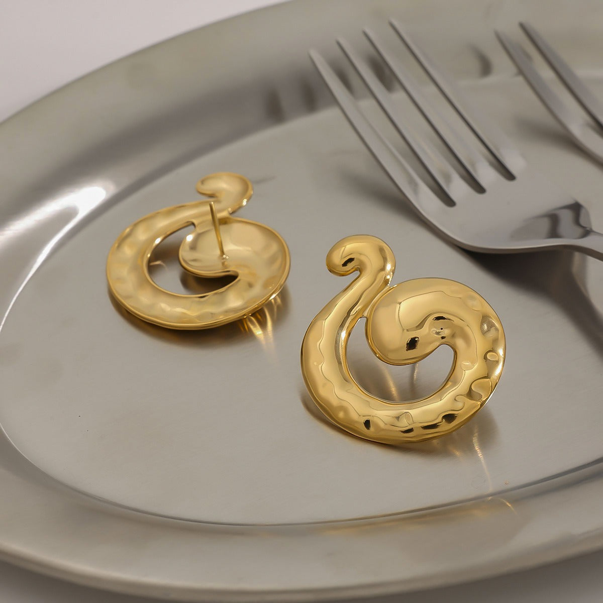 18K gold snake shape with hammer pattern design simple and unique earrings
