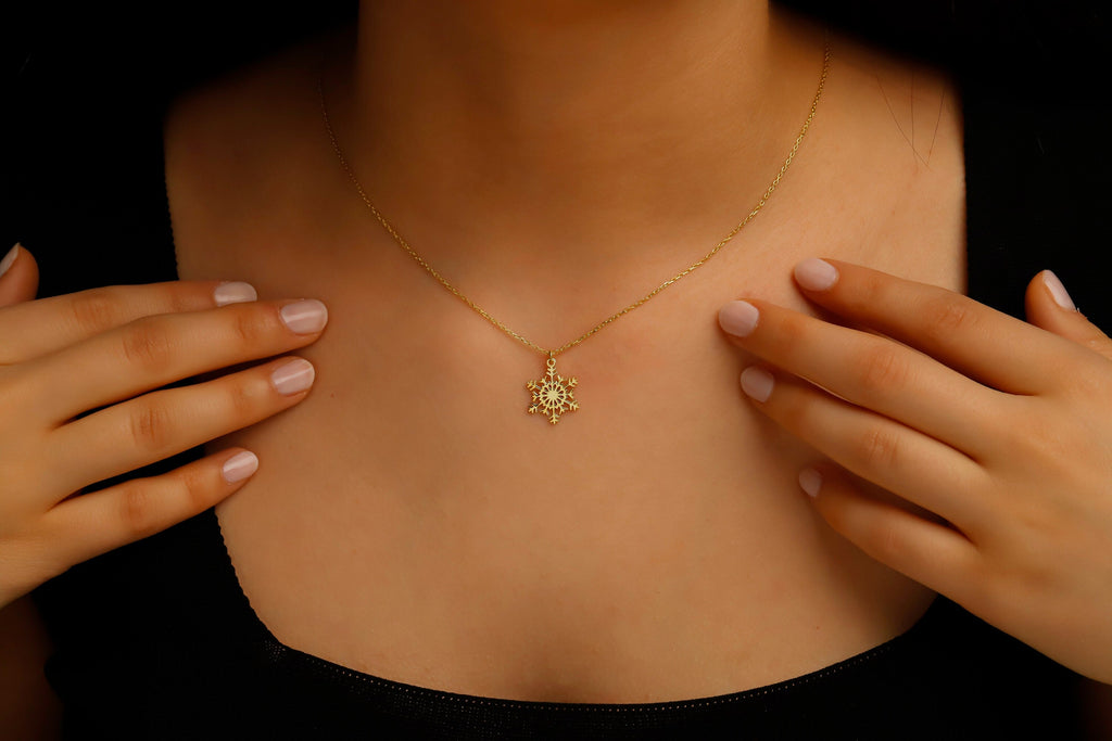 Snowflake Elegance Necklace - Sterling Silver Winter Charm