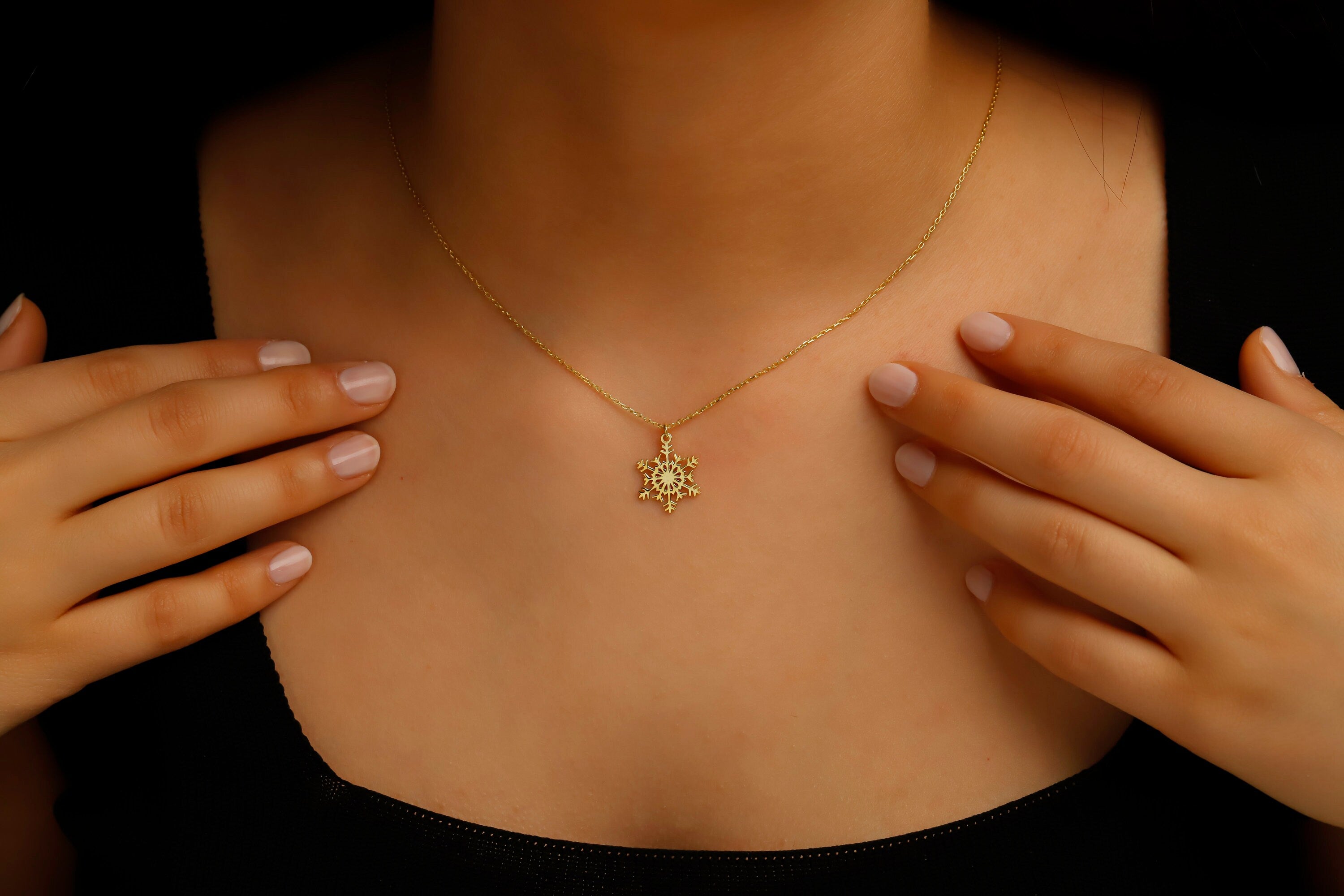 Snowflake Elegance Necklace - Sterling Silver Winter Charm