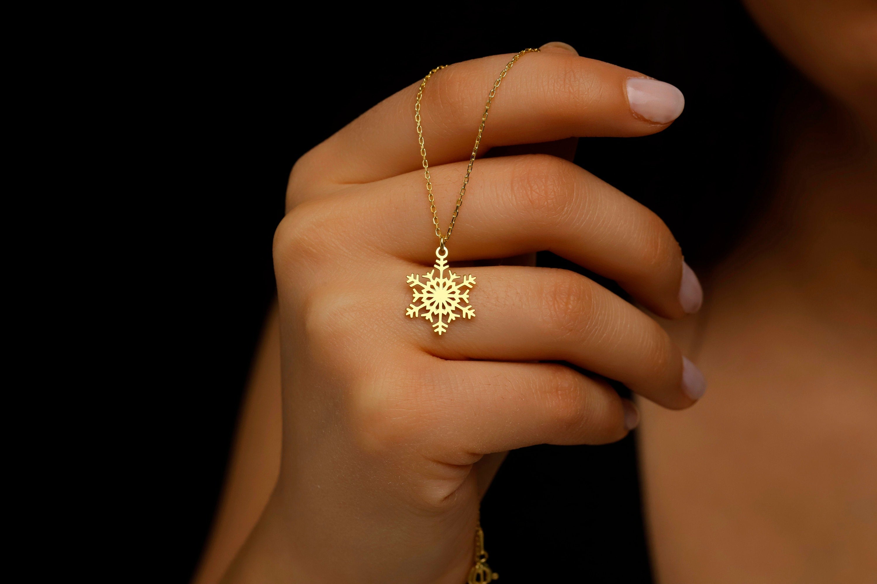 Snowflake Elegance Necklace - Sterling Silver Winter Charm