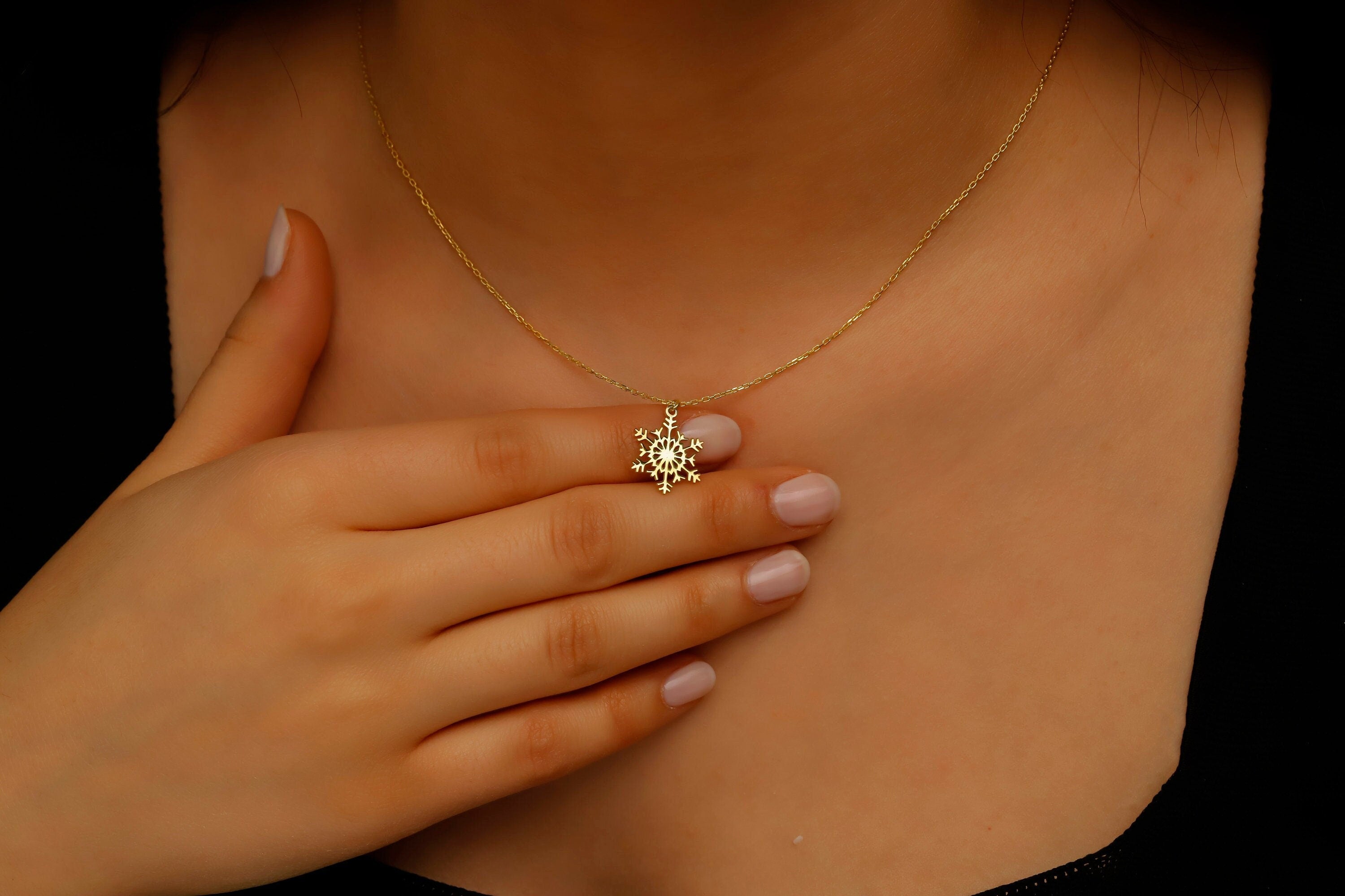 Snowflake Elegance Necklace - Sterling Silver Winter Charm